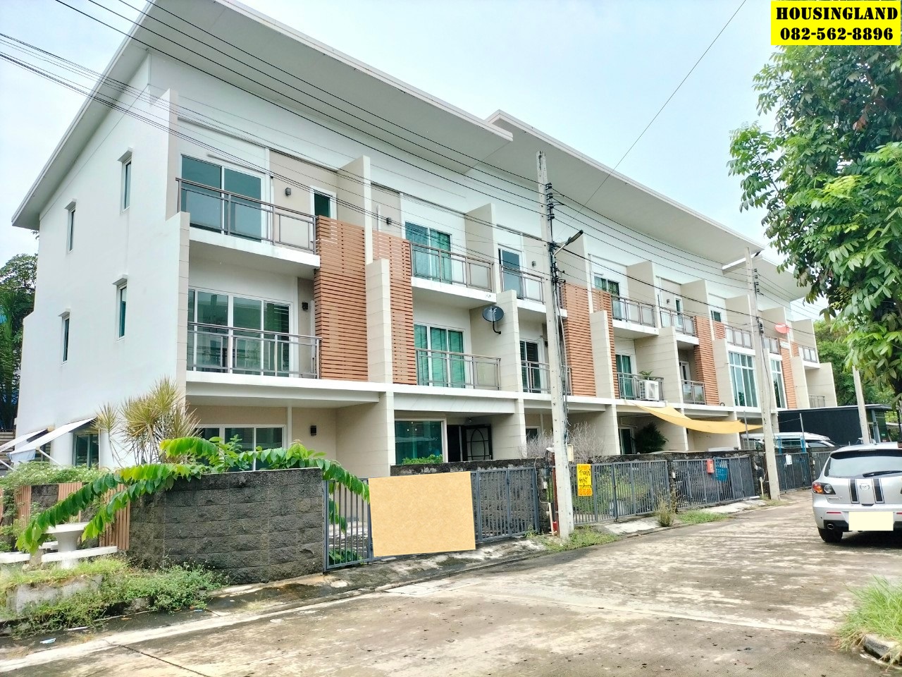 ขายบ้าน 3 ชั้น หมู่บ้านดีลักซ์ทาวน์ ย่านรามอินทรา 34   ซอยอยู่เย็น แขวงท่าแร้ง เขตบางเขน กรุงเทพมหานคร  